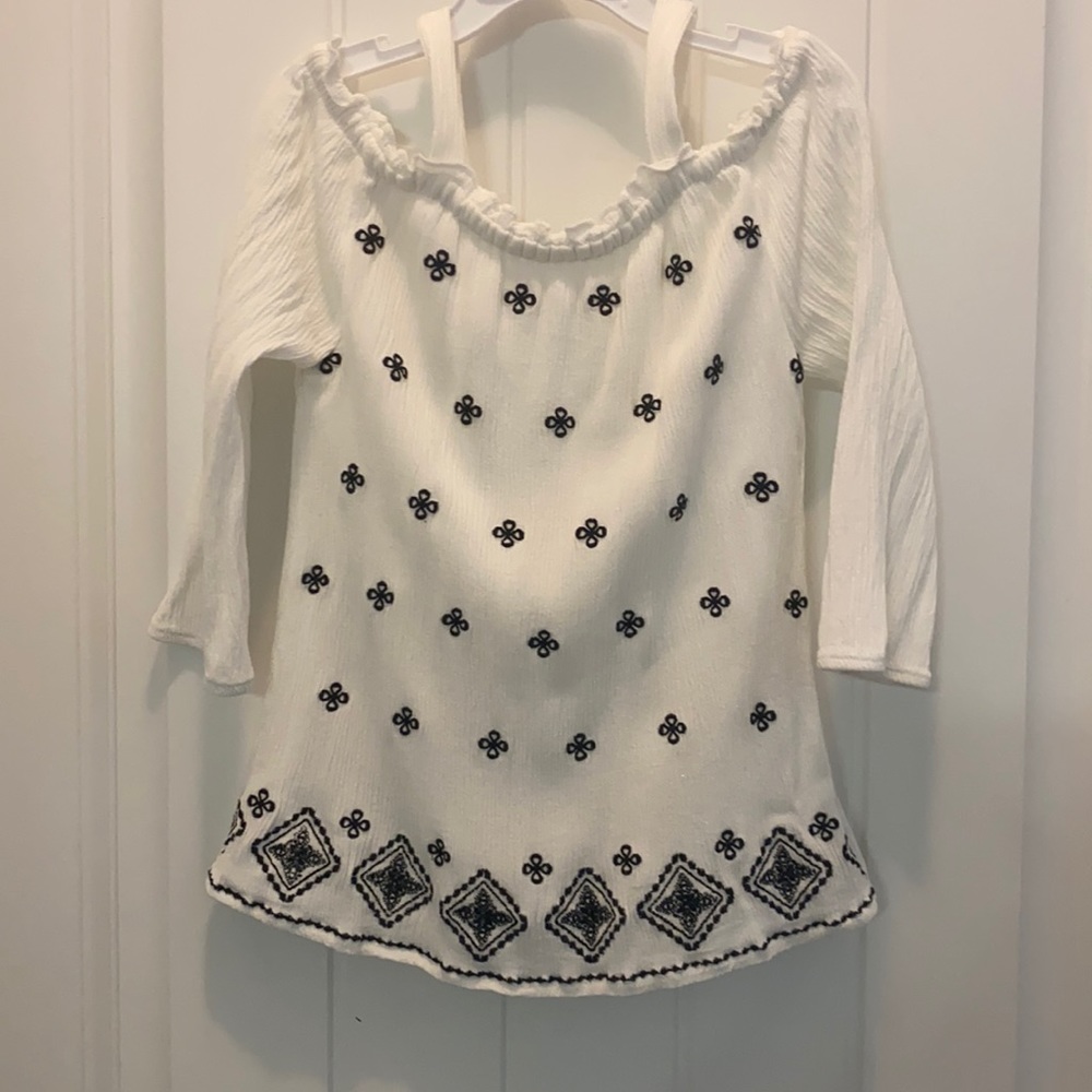 Super cute white top w/navy accents